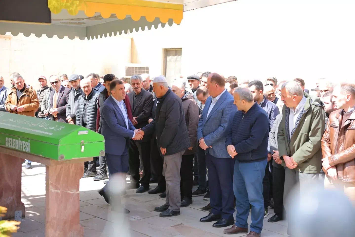 Vali Eldivan, Şükrü Tepiroğlu’nun babası Supi Tepiroğlu için cenaze törenine katıldı.