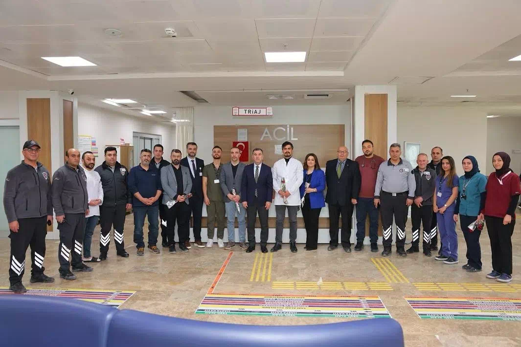 Vali Eldivan, Tıp Bayramı dolayısıyla Bayburt Devlet Hastanesi’ni ziyaret etti.