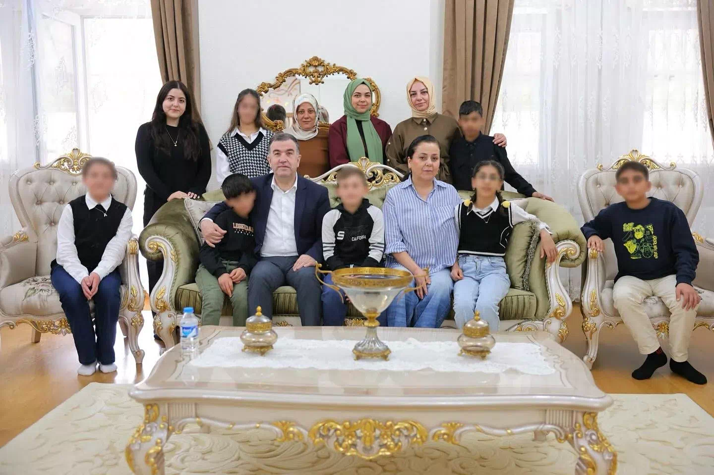 Vali Eldivan ve Eşi, Sevgi Evindeki Çocuklarla Kahvaltıda Buluştu.