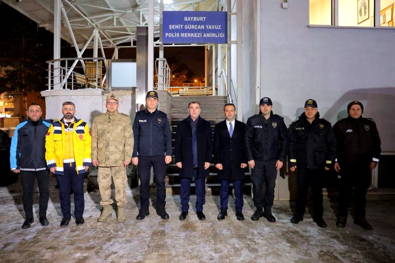 Vali Eldivan yeni yıla görevi başındaki güvenlik güçleriyle girdi