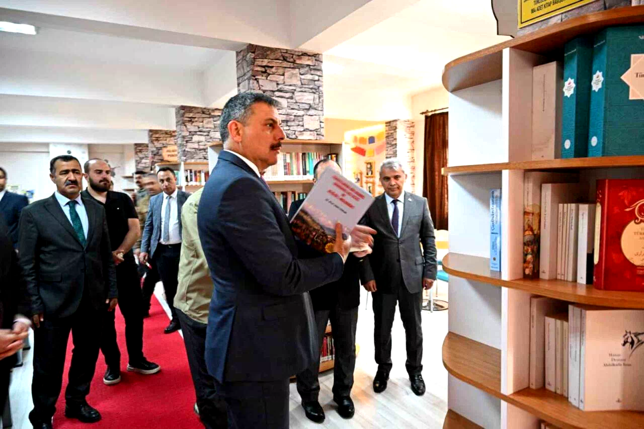 Vali Mustafa Çiftçi, kütüphanede kitapları bizzat kendisi raflara dizdi