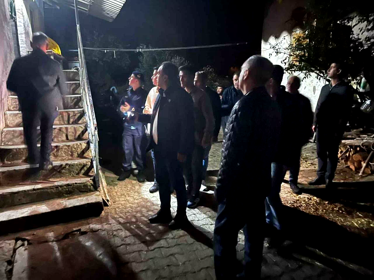 Vali Özkan, deprem sonrası Gördes’te incelemelerde bulundu