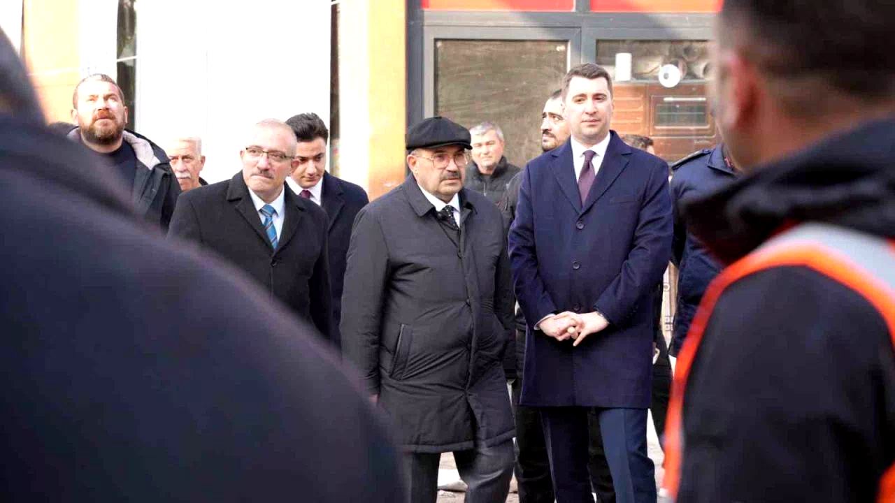 Vali Ustaoğlu, Sındırgı’da yıkım ve geçici ticaret alanını inceledi