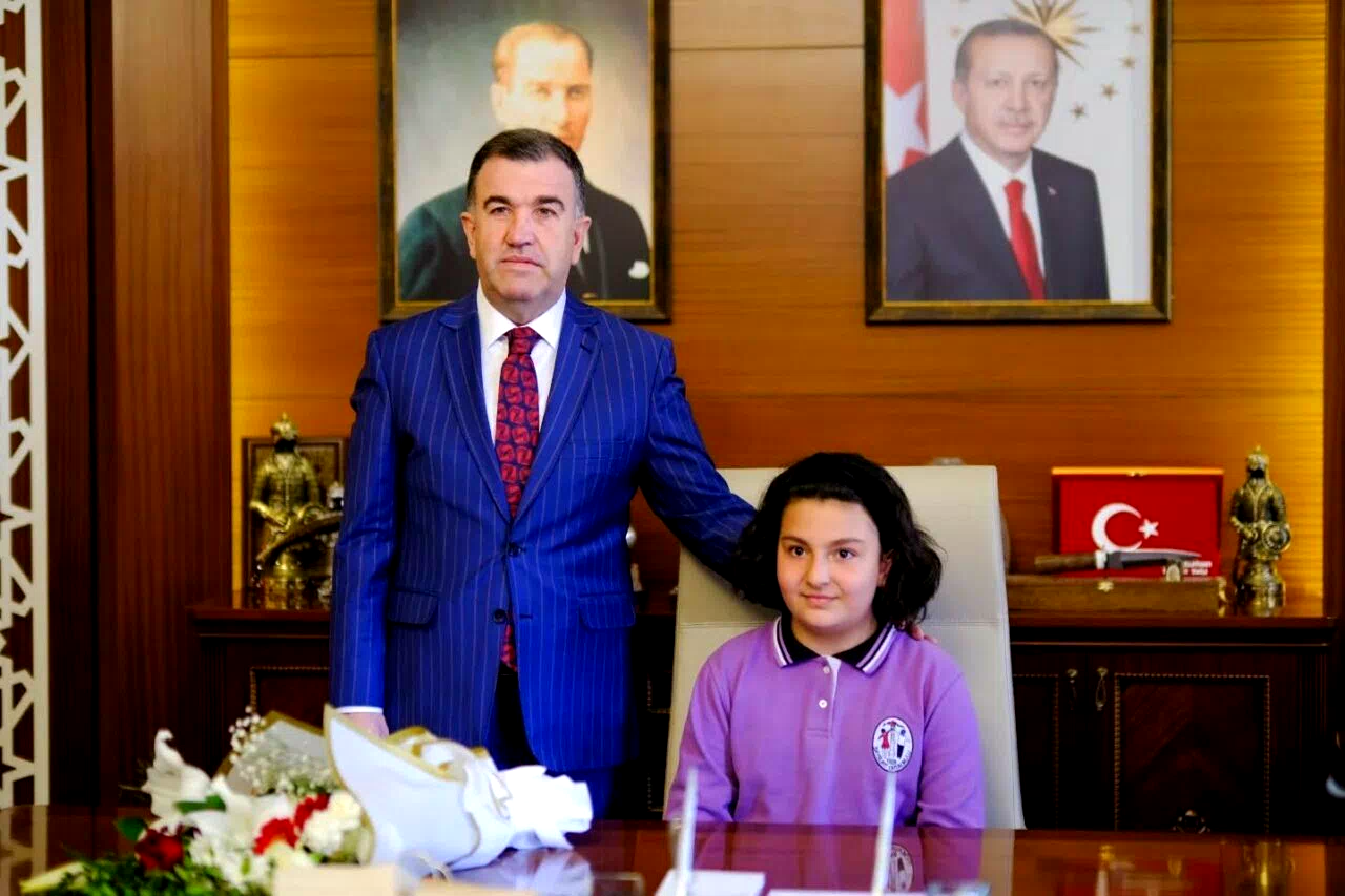 Valinin makam koltuğuna temsili 6. sınıf öğrencisi oturdu