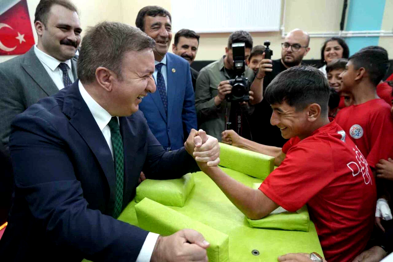 Valiyle öğrencilerin bilek güreşi renkli görüntüler oluşturdu