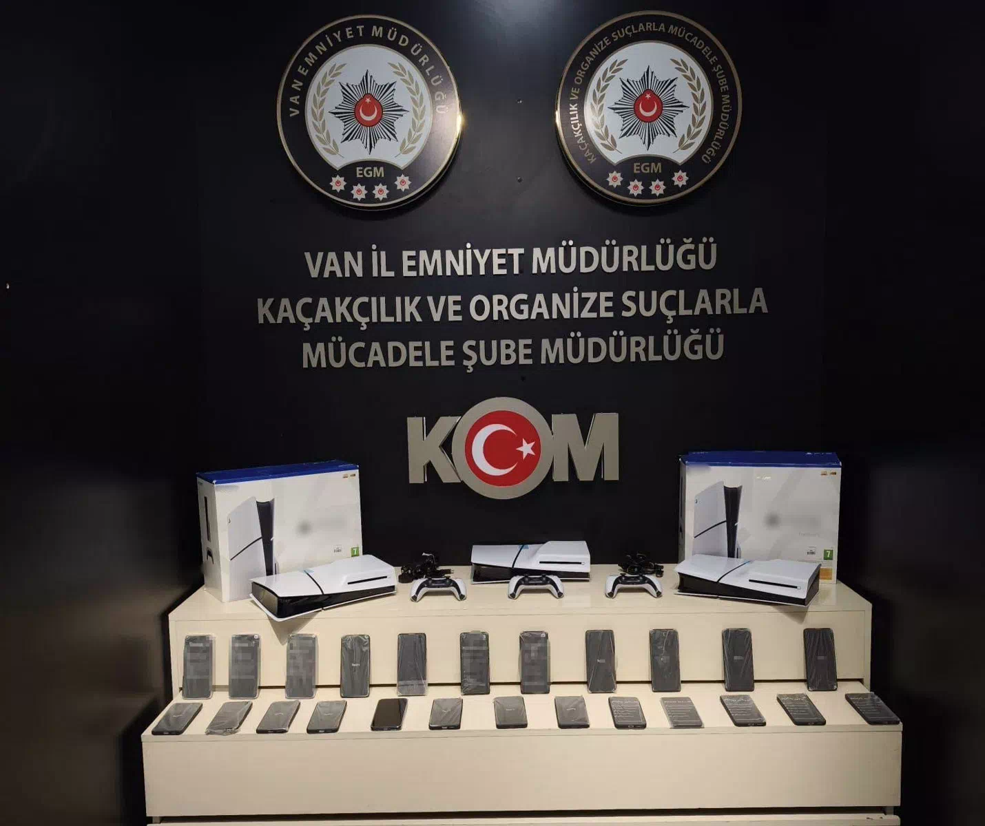 Van’da Polis Ekipleri Gümrük Kaçağı Malzemeleri Ele Geçirdi.