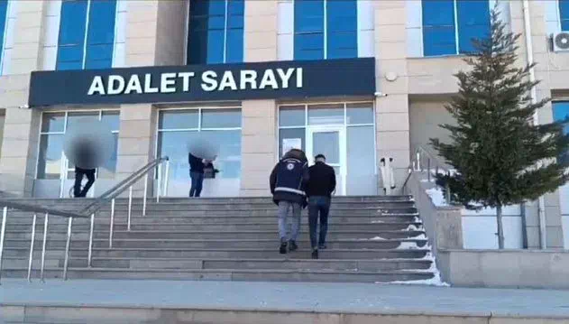 Vanda göçmen kaçakçılığı yapanlar operasyonla deşifre edildi: 10 kişiden biri tutuklandı.