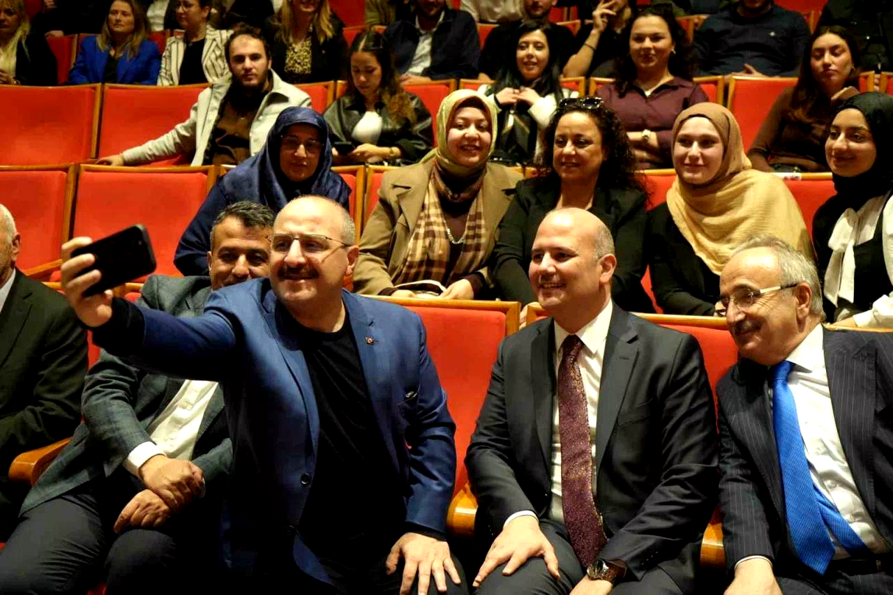 Varank: “Türkiye’nin şu anda yaşadığı en büyük sıkıntılardan bir tanesi sağlıklı bir muhalefetin olmayışı”