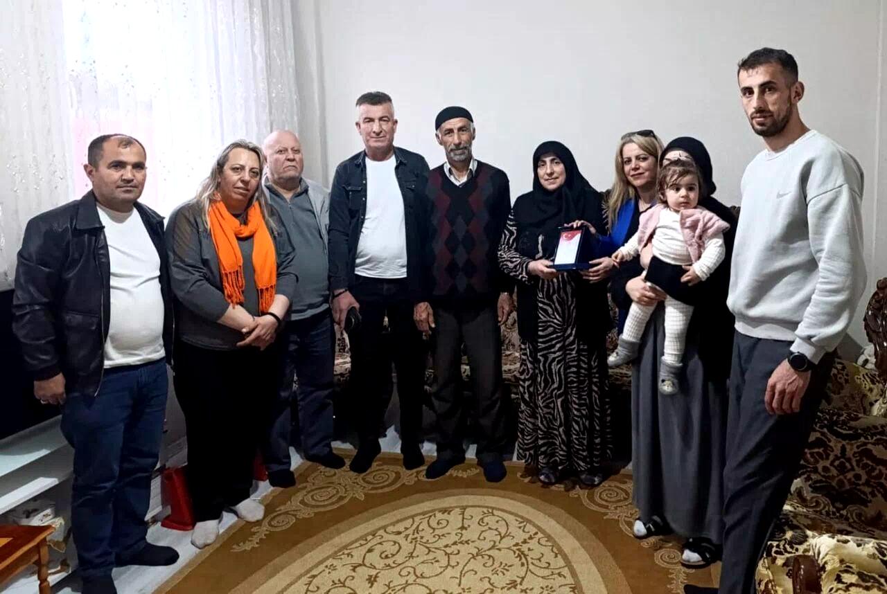 Vatan için evladını feda eden anne, yılın annesi seçildi