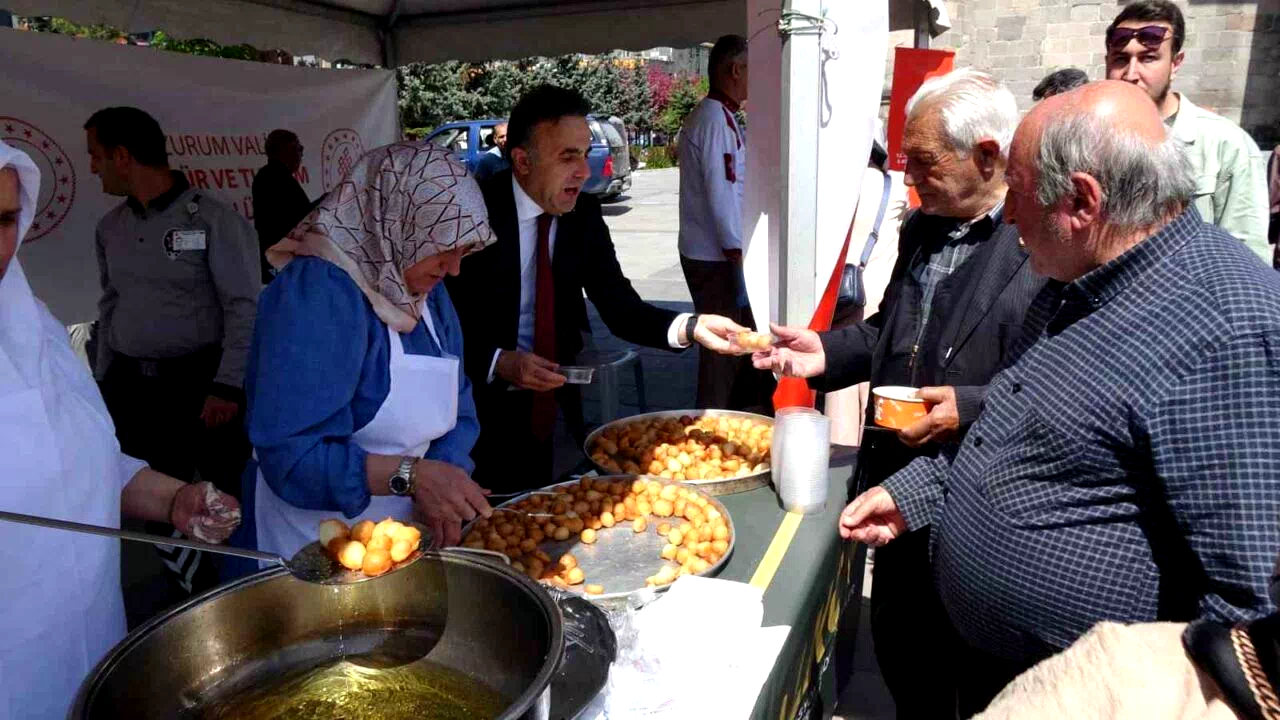 Vatandaşa Erzurum Bulgur Çorbası ve Kaz Lokması ikramı