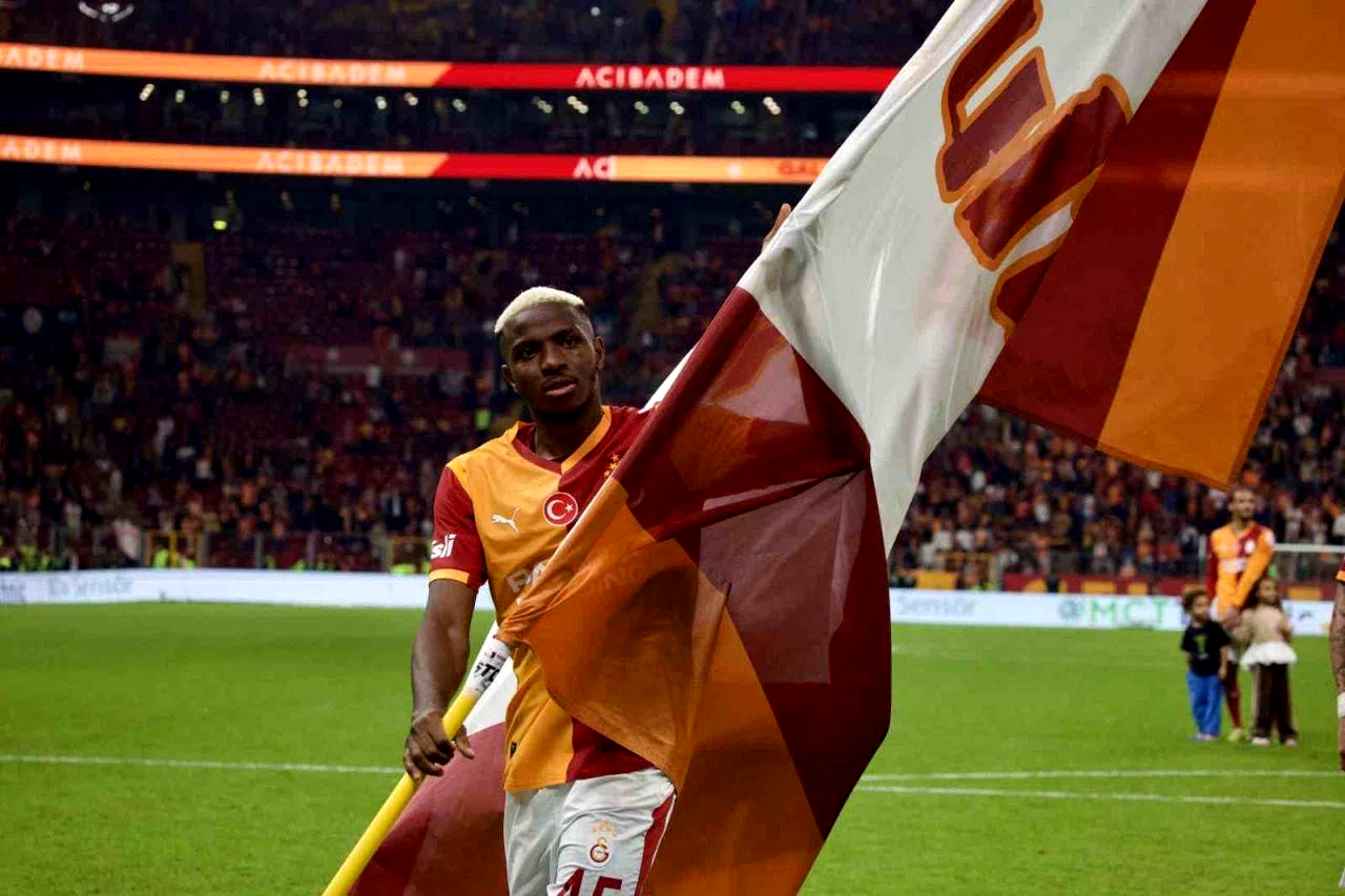 Victor Osimhen, Okan Buruk’u yakaladı