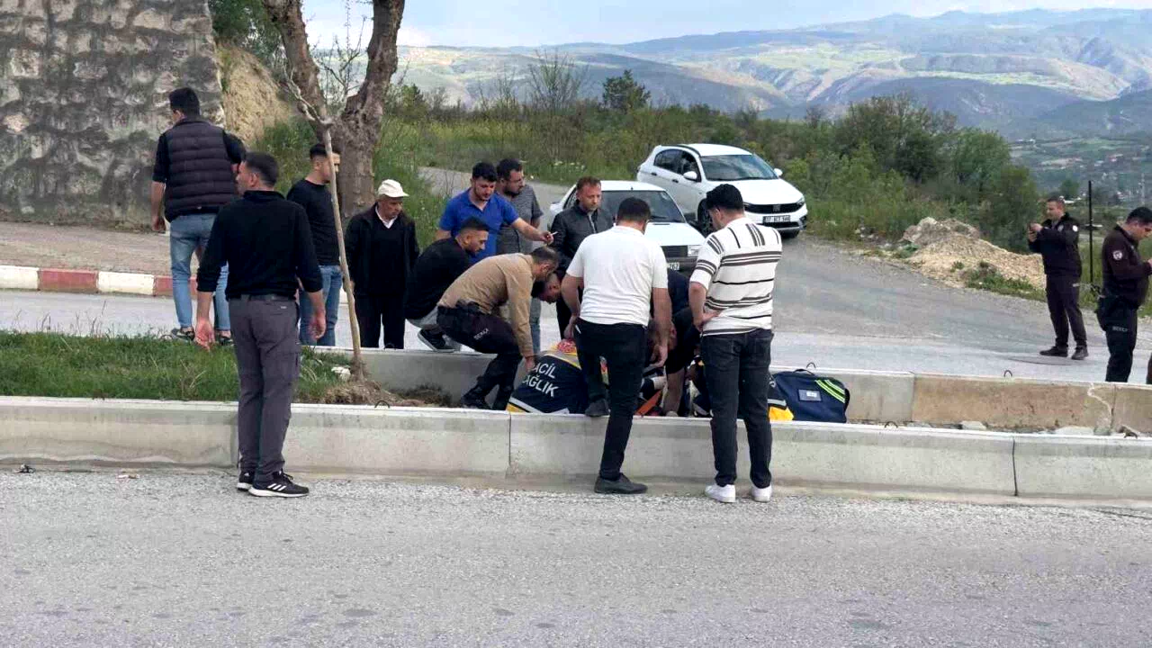 Virajı alamayan motosiklet refüje çarptı: 1 ağır yaralı