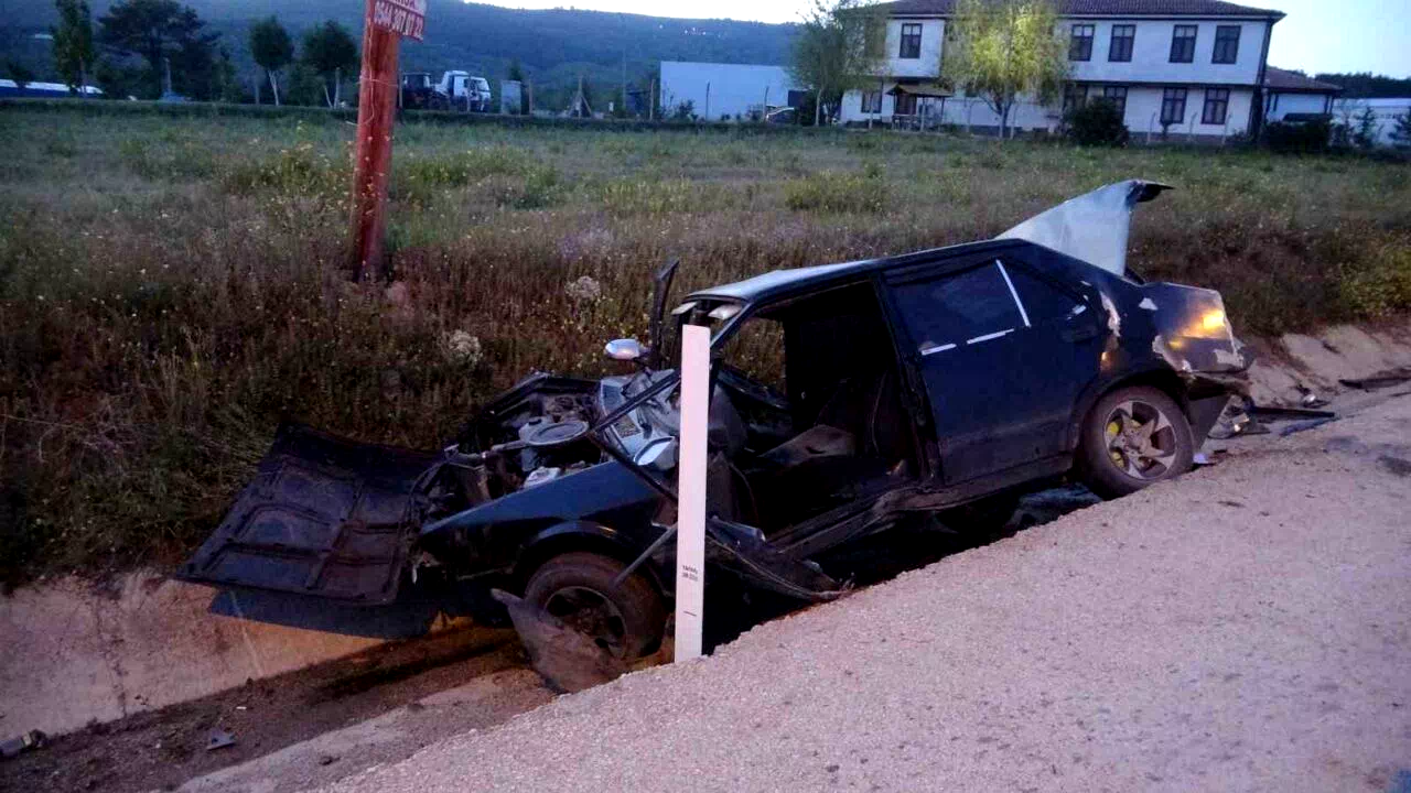 Virajı alamayan Tofaş otomobil refüje çarptı: 2 yaralı