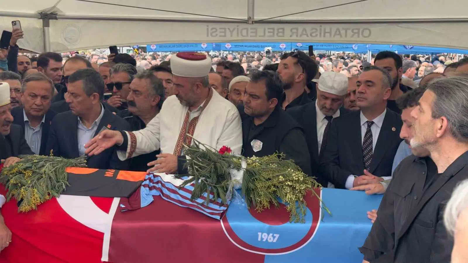 VOLKAN KONAK, VAZGEÇTİĞİ CEVİZİN ALTINDA DEFNEDİLDİ.