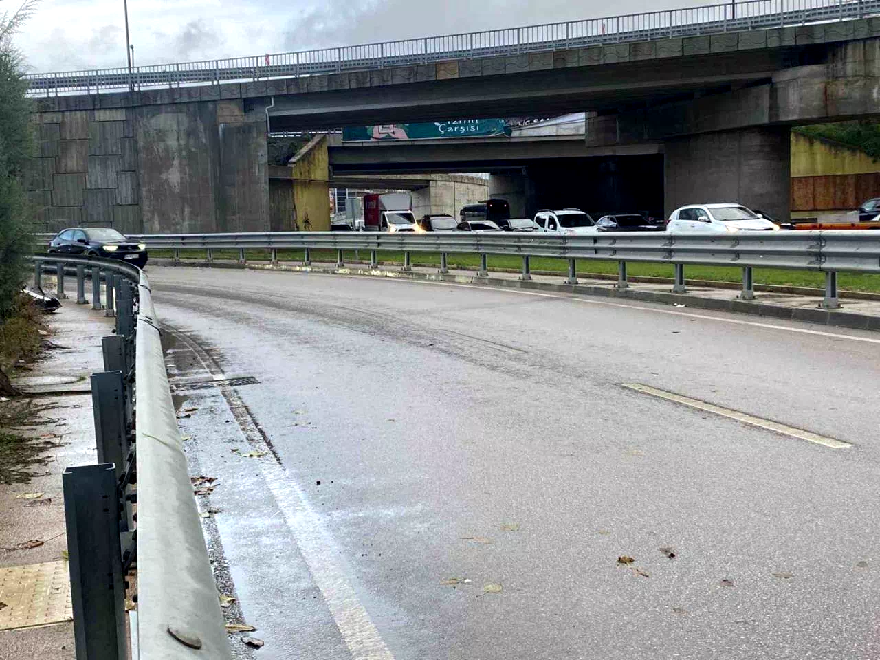 Yağışlı havada bariyere çarpan motosikletin sürücüsü hayatını kaybetti