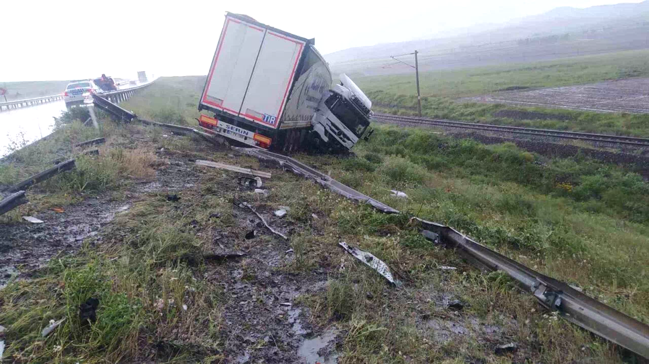 Yağmur kazaya neden oldu, sürücü yaralandı
