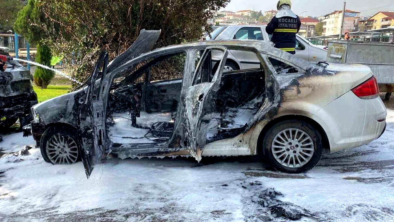 Yakıt aldıktan sonra otomobil alev aldı: 2 araç kullanılamaz hale geldi