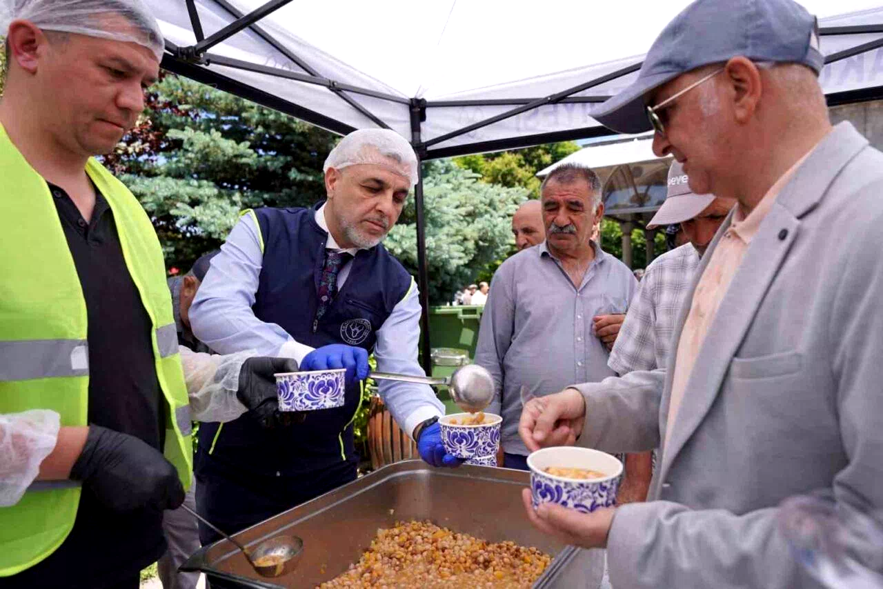 Yakutiye Belediyesi Cuma Namazı çıkışı aşure dağıttı