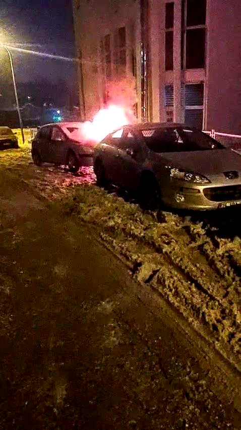 Yakutiye’de park halindeki araç alev alev yandı