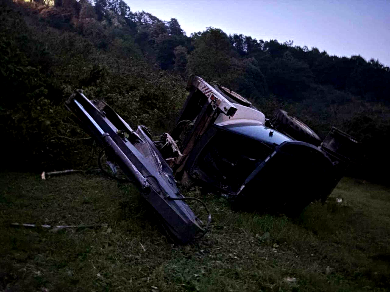 Yamaçtan yuvarlanan iş makinesinden atlayarak kurtuldu