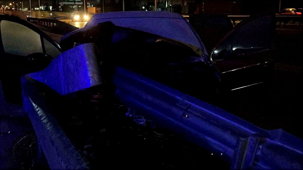 Yanan otomobilde sıkışan sürücüyü itfaiye kurtardı