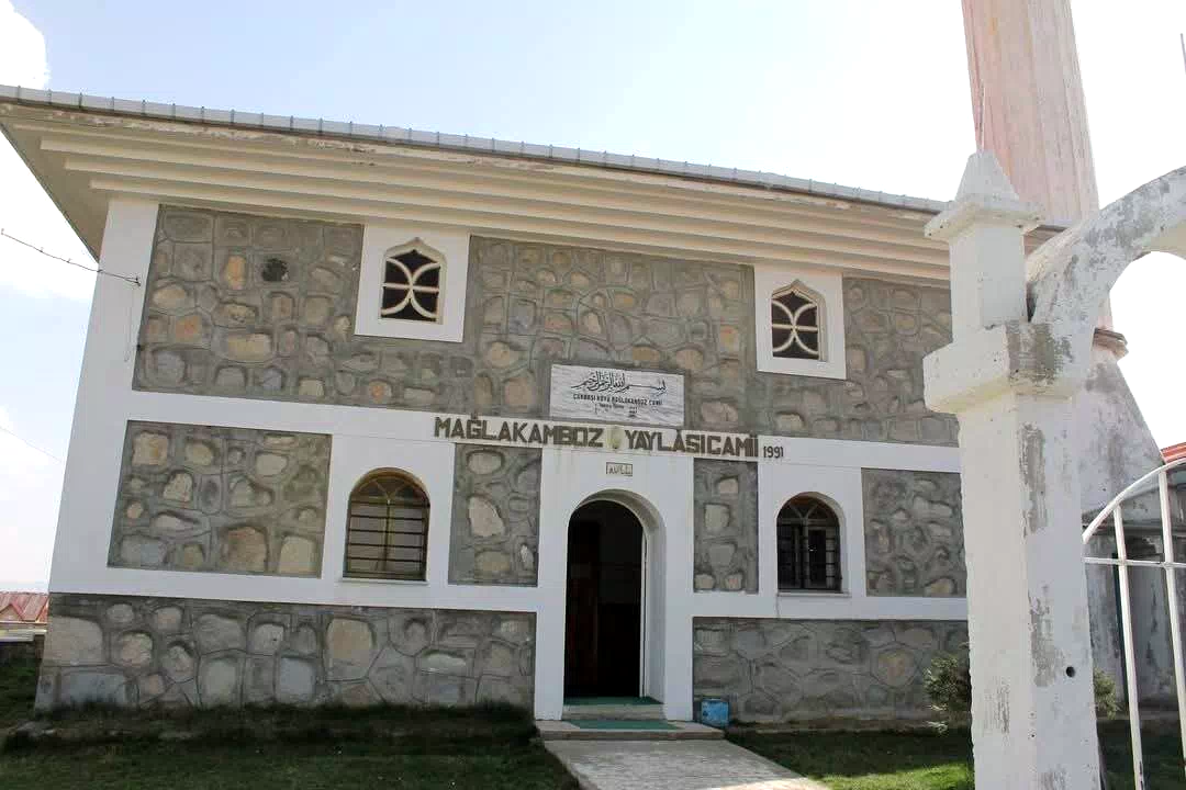 Yangın çıkan cami büyük hasar aldı, Kur’an-ı Kerim’ler zarar görmedi