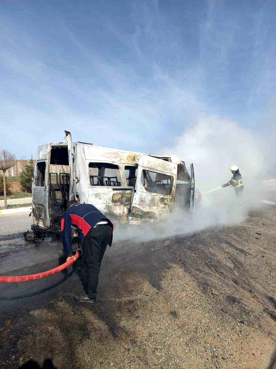 Yangın çıkan minibüs tamamen yanarak kullanılmaz hale geldi