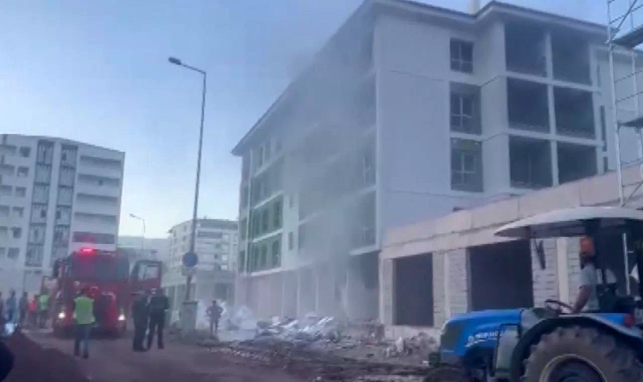 Yapımı devam eden deprem konutundaki yangın söndürüldü