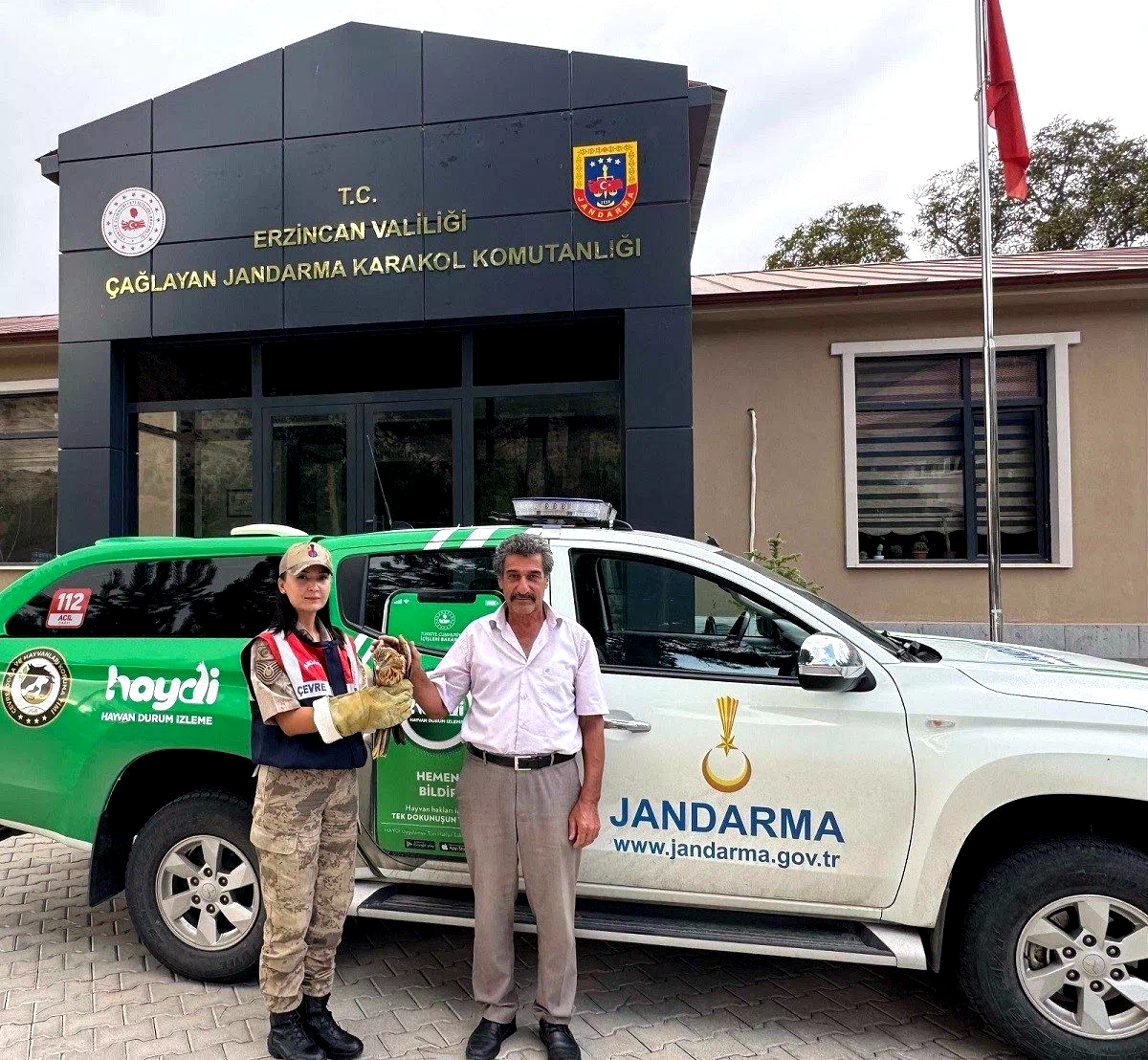 Yaralı Şahin’e jandarmadan şefkat eli