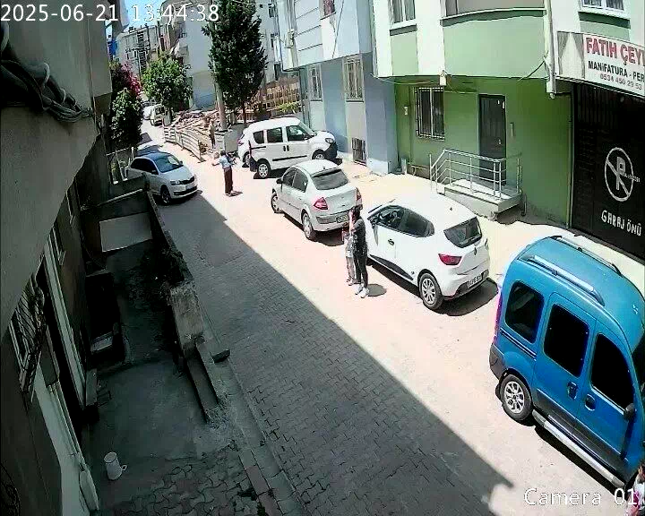 Yardım istedi, az kalsın otomobilinden oluyordu