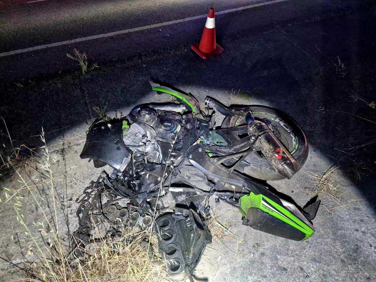 Yarış yaparken farları yanmayan otomobile çarpan motosikletler paramparça oldu: 1 ölü