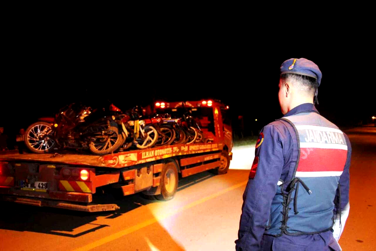 Yarışa başlayamadan jandarmaya yakalandılar: Çekici önünde poz verdiler
