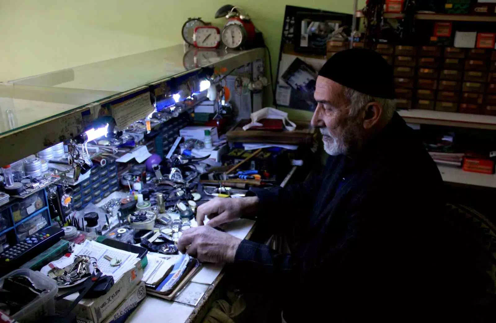 YAŞAMINI SAATLER ARASINDA GEÇİREN USTA TAMİRCİNİN 58 YILLIK HİKAYESİ