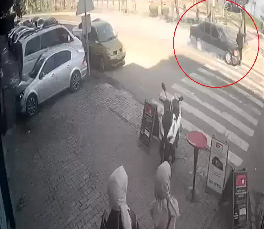 Yaşlı adam yaya geçidinde otomobilin çarpması sonucu ağır yaralandı.