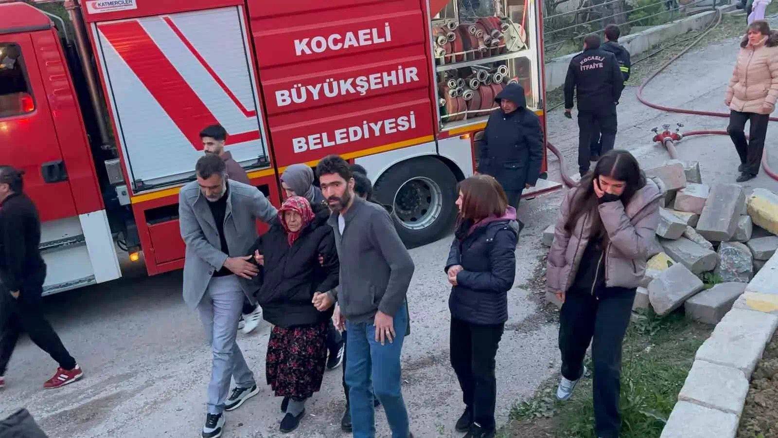 Yaşlı kadın alevlerin arasından son anda kurtarıldı