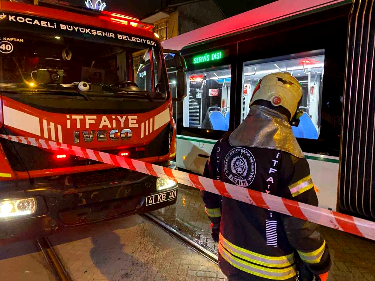 Yaşlı kadın yolun karşısına geçmek isterken tramvayın altında kaldı