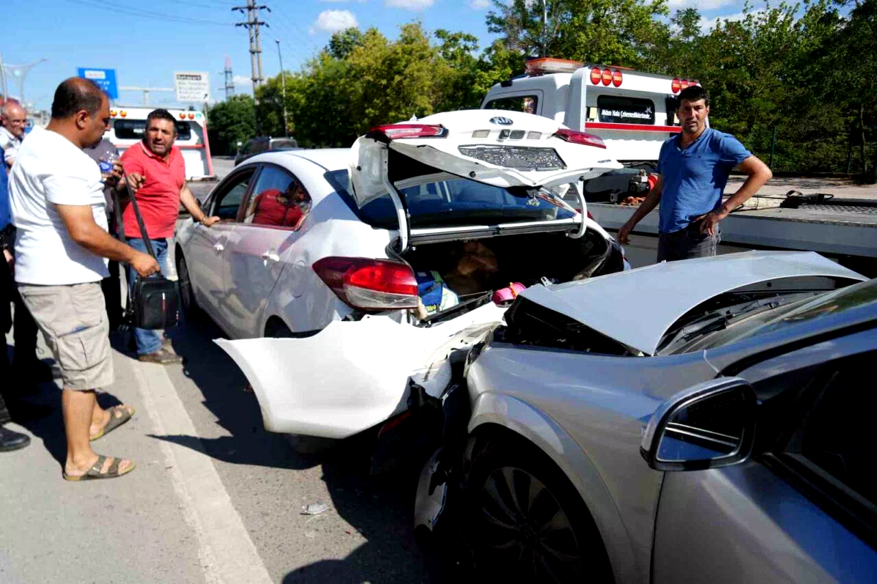 Yavaşlayan trafik zincirlemeye kazaya sebep oldu: 1’i çocuk 3 yaralı