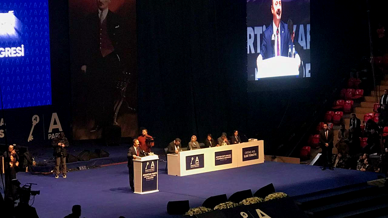 Yavuz Ağıralioğlu'ndan AK Parti Kongresine: Farklı salonlarda aynı şeyi söyleyeceksek bu memleket yönetilememiştir