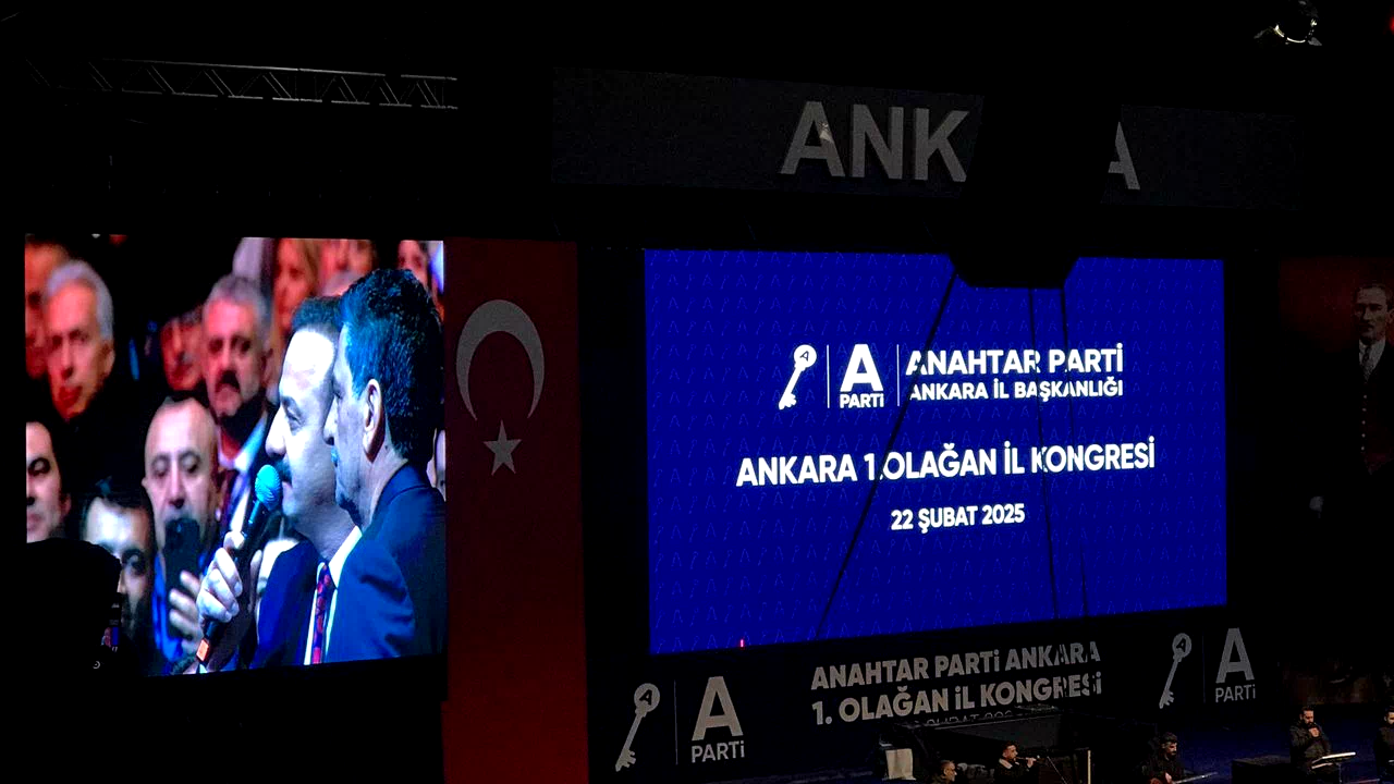 Yavuz Ağıralioğlu'ndan Ankara İl Kongresi'nde şiir!