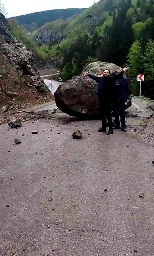 Yaylaya gidenler devasa kayanın altında kalmaktan saniyelerle kurtuldu