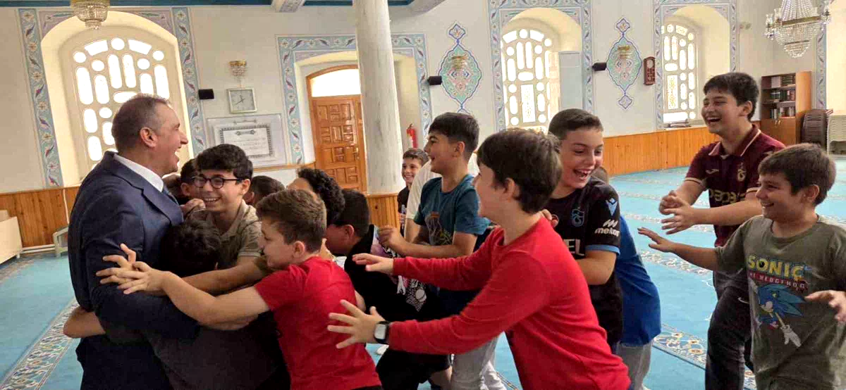 Yaz Kur’an-ı Kerim Kursu’nu bitiren miniklere Trabzonspor forması hediye edildi