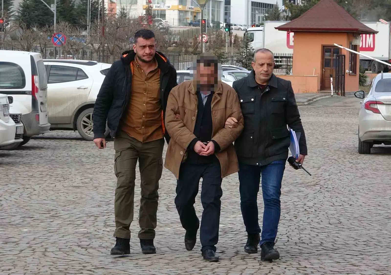 YEĞENİNİ BIKAKLAYARAK ÖLDÜREN EMEKLİ POLİSE 18 YIL HAPİS ÇEKMESİNİ KARARLAŞTIRAN MAHKEME, İLK KARARI DÜŞÜREREK 18 YIL HAPİS CEZASI VERDİ.
