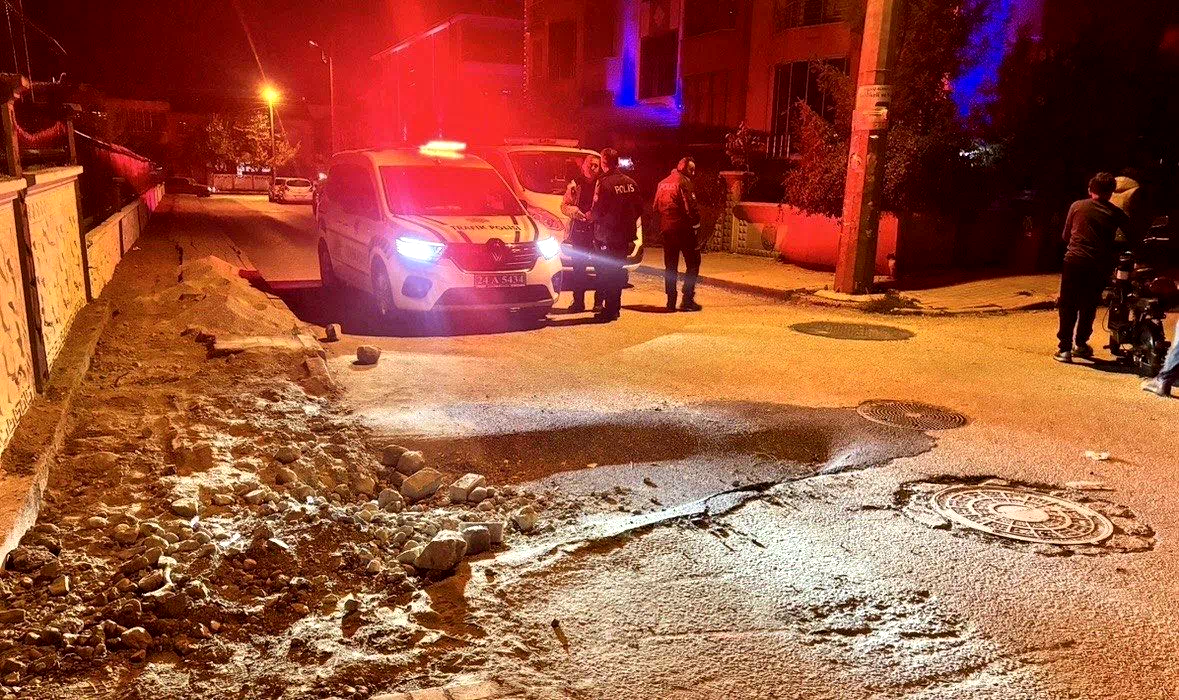 Yeni asfaltlanan bölümde göçük oluştu