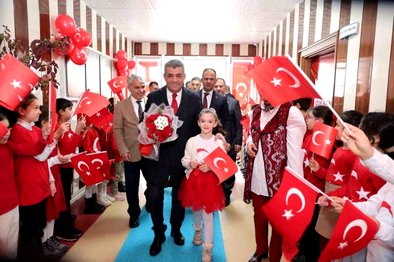Yeni döneme ay-yıldızlı bayrakla başladılar