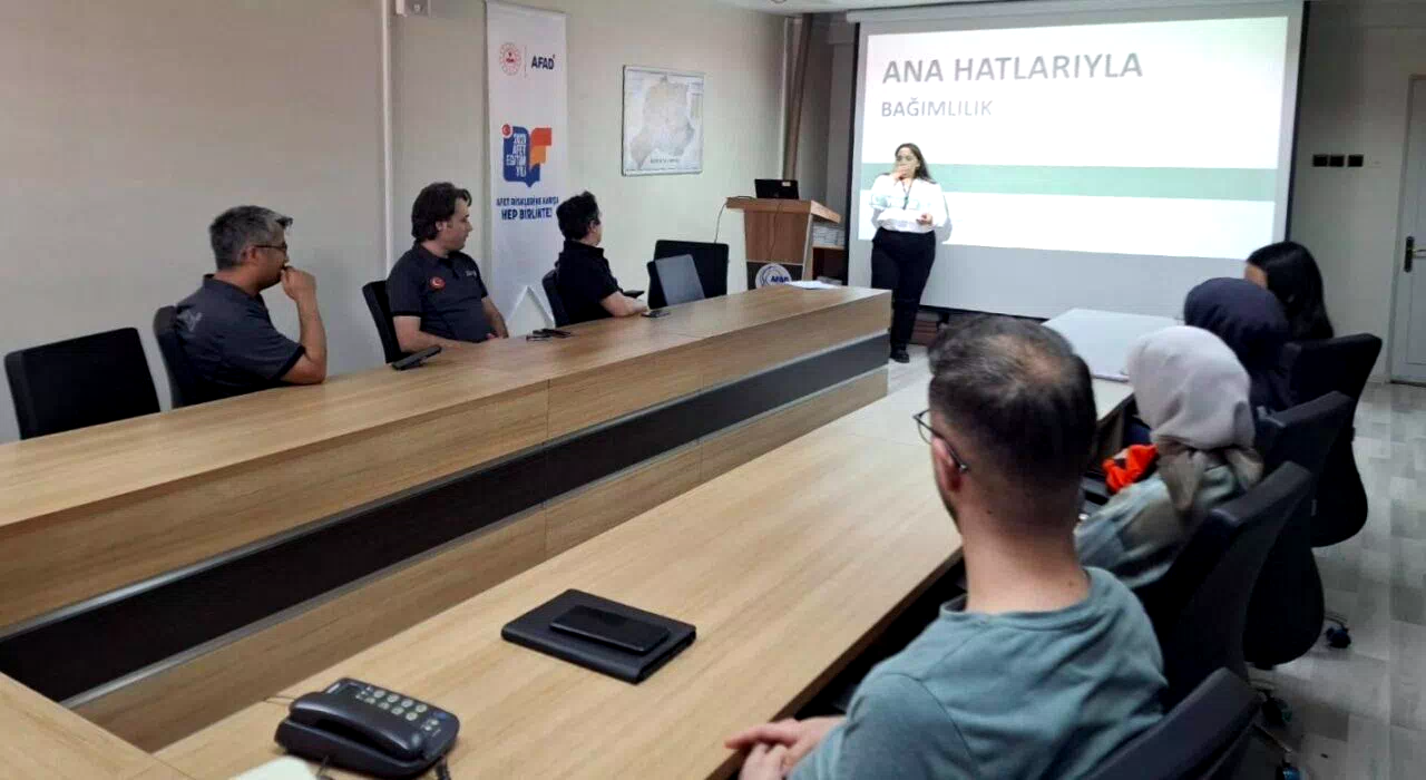 Yeşilay’dan AFAD personeline bağımlılıkla mücadele eğitimi verildi