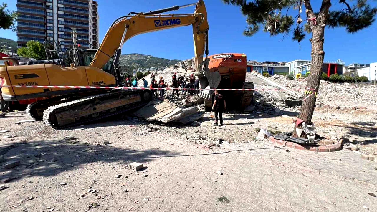 Yıkım çalışmasında facia: Operatörle birlikte iş makinesi enkaz altında kaldı