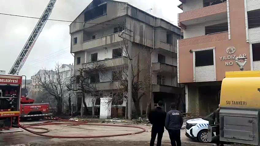 Yıkımı süren binanın çatı katında yangın çıktı