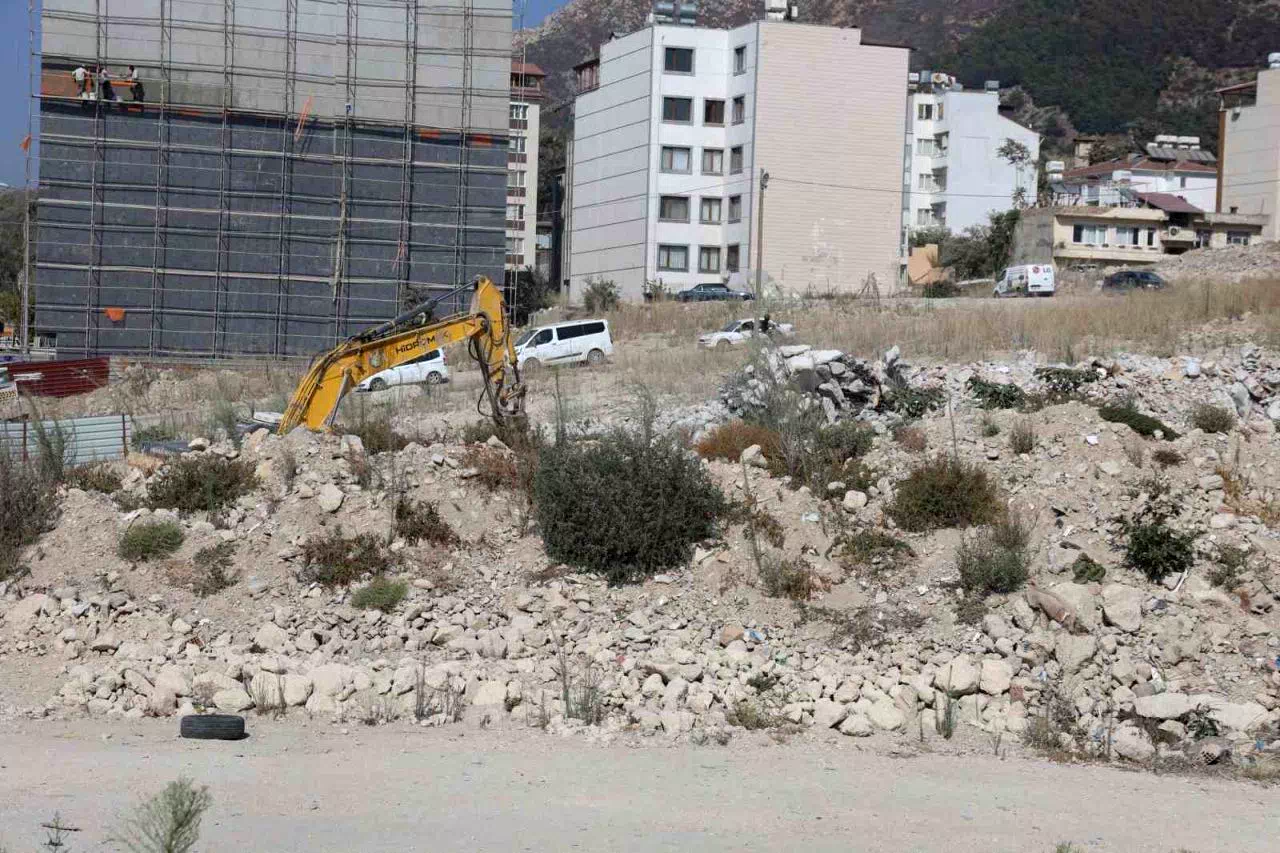 Yıktığı binanın altında kalmaktan saniyelerle kurtuldu, korku dolu anlar kamerada
