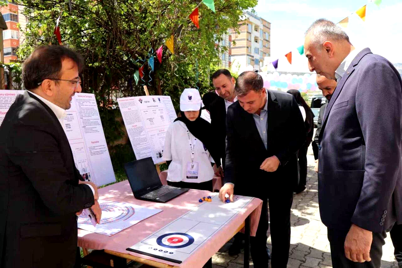 Yıl sonu sergisi şenliğe döndü