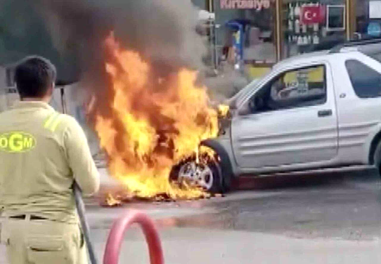 Yıllarca para biriktirdi, satın aldığı araç alev alev yandı